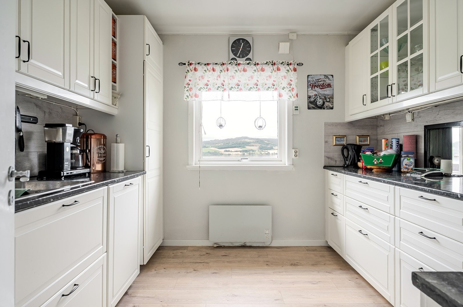 Kjøkkenet har over- og underskap Galleribilde