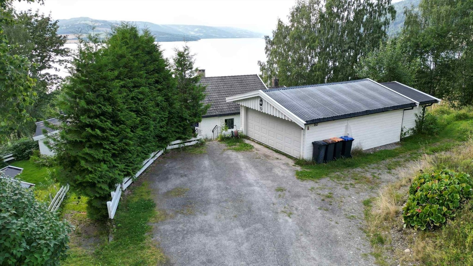 Eiendommen har dobbel garasje. Galleribilde