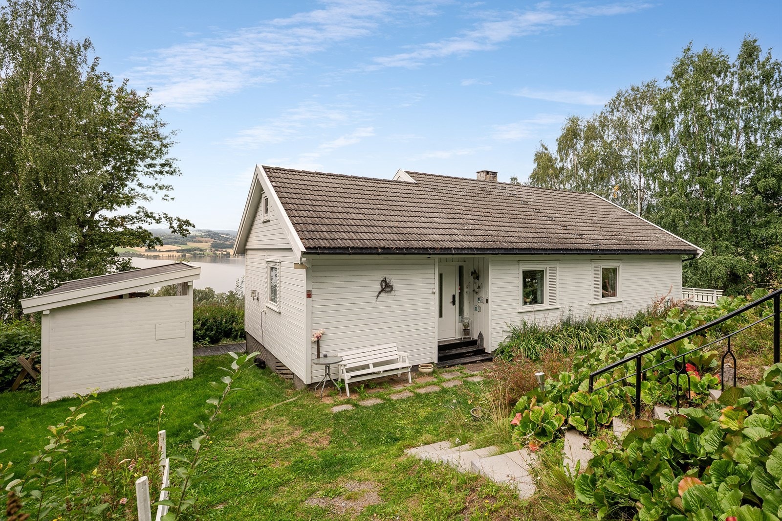 Eiendommen er opparbeidet med plen og beplanting. Galleribilde