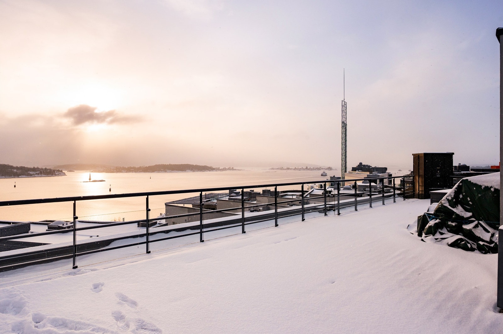 Fantastisk utsikt og solforhold på takterrassen. Her er det solsenger og sittegrupper på sommerstid Galleribilde