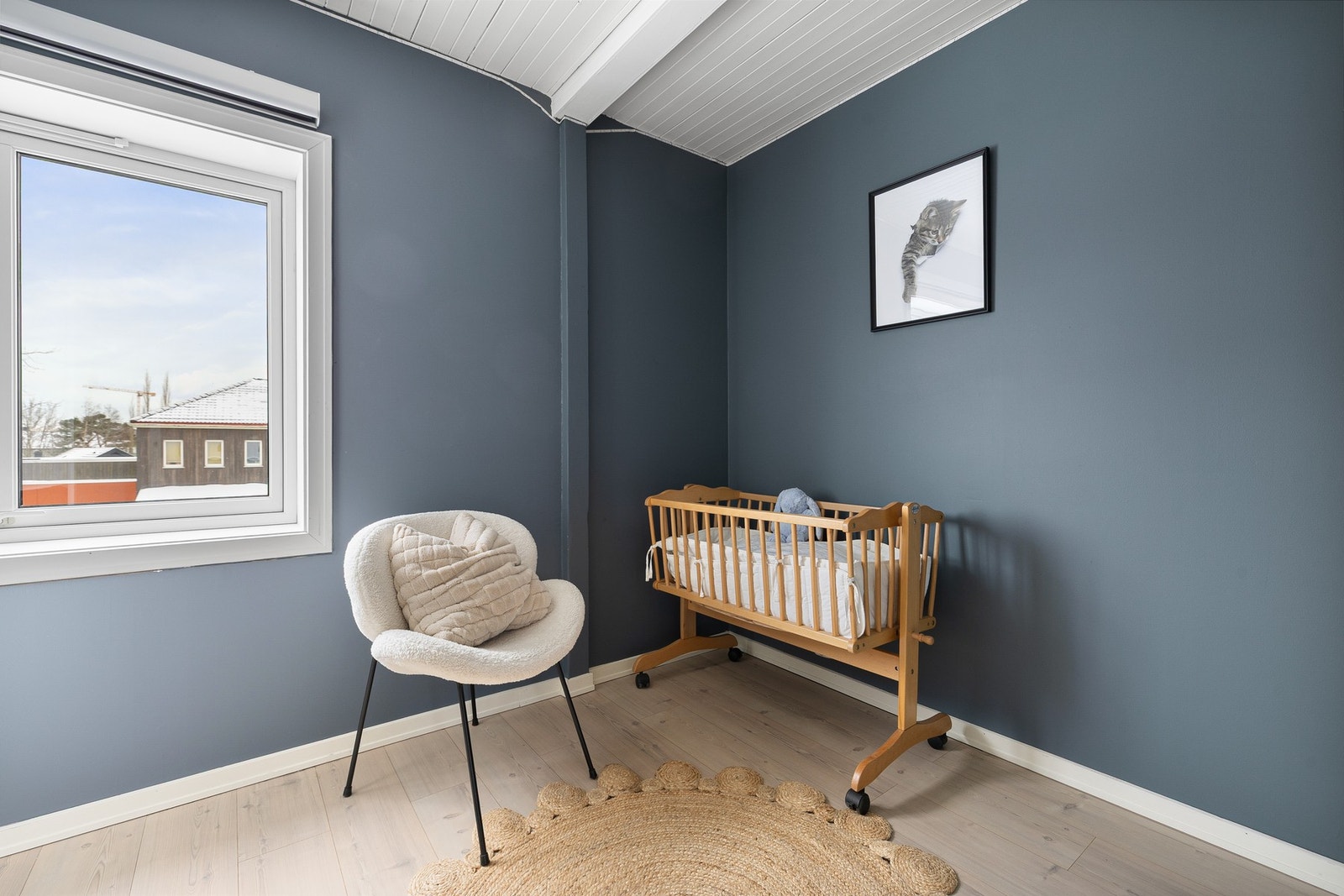 2. etasje - soverom 1.
Soverommet er 6,6 og passer utmerket både som barnerom, gjesterom eller kontor. Galleribilde