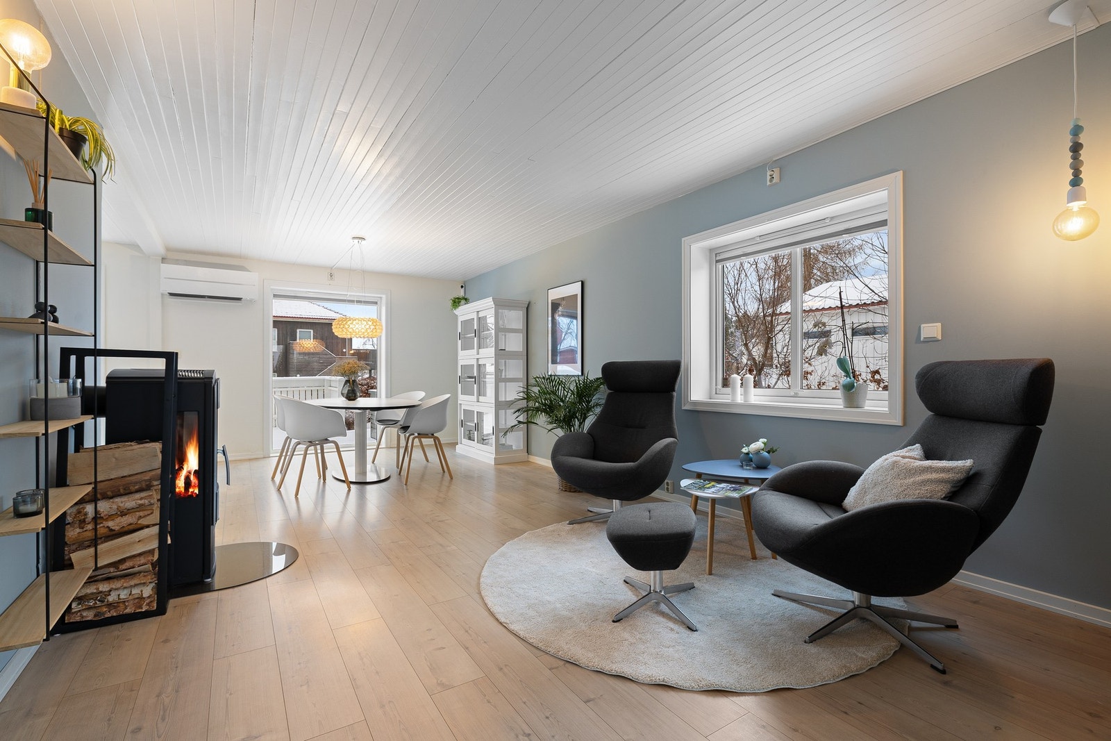 Det er også plass til en sittegruppe foran vedovnen. Galleribilde