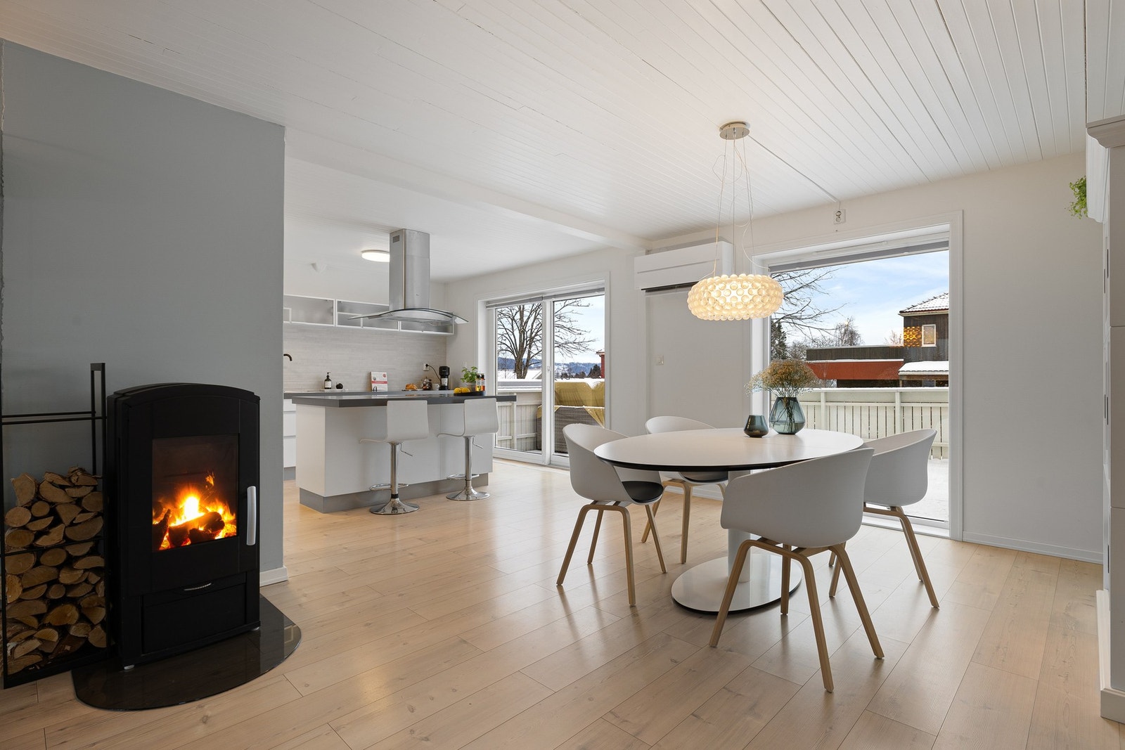 Rommet varmes effektivt opp av en luft-luft varmepumpe montert i 2019. Galleribilde