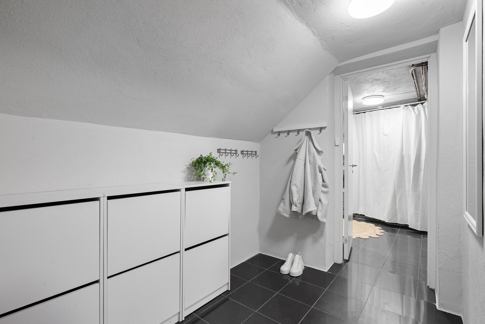 Sokkeletasje - gang.
Fra gangen er det praktisk, intern adkomst som lar deg gå tørrskodd gjennom hele boligen fra garasje til kjeller og videre. Galleribilde