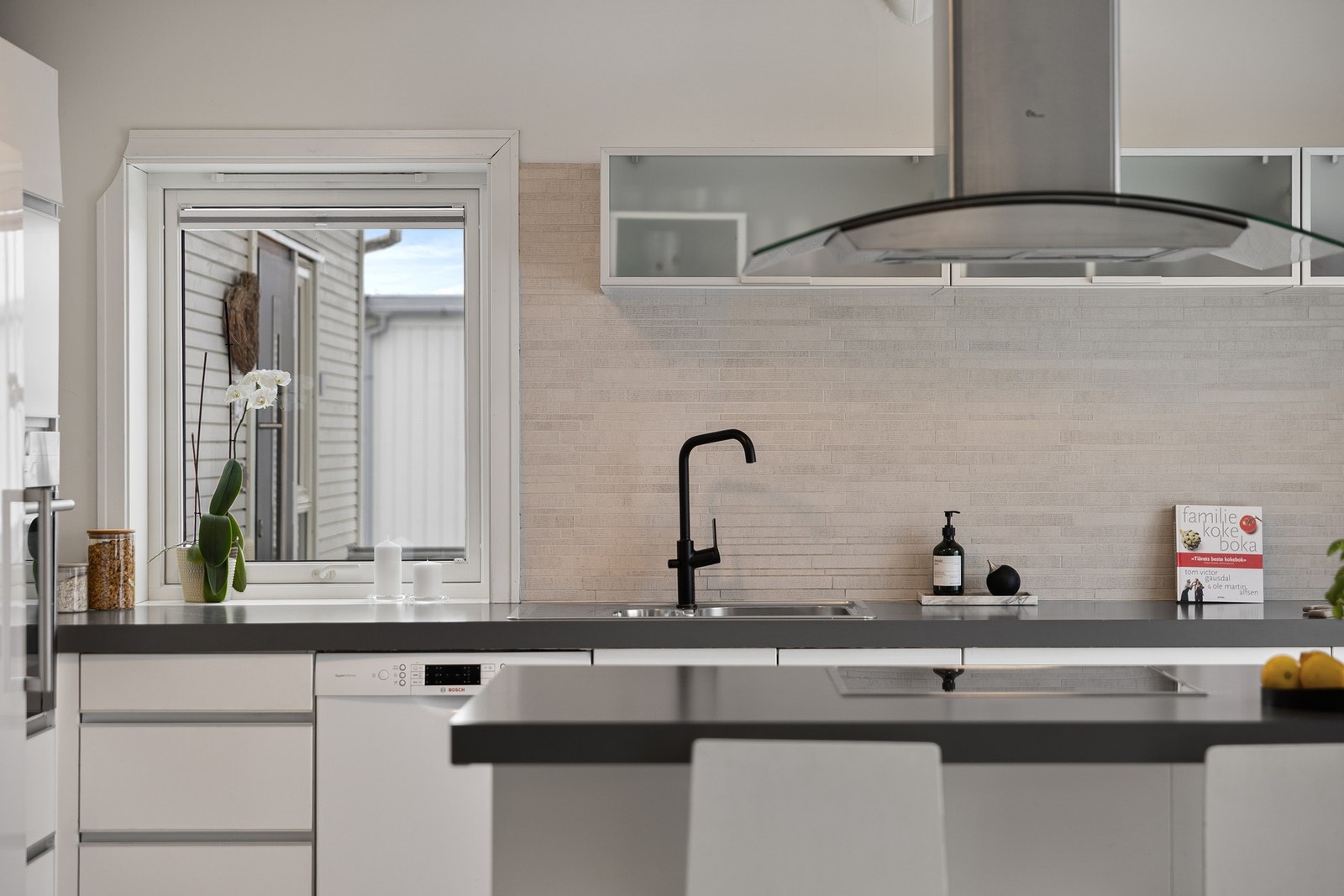 Høy standard med moderne innredning, flis på vegg og integrerte kvalitetshvitevarer. Takstmann har vurdert kjøkkenet til TG1. Galleribilde