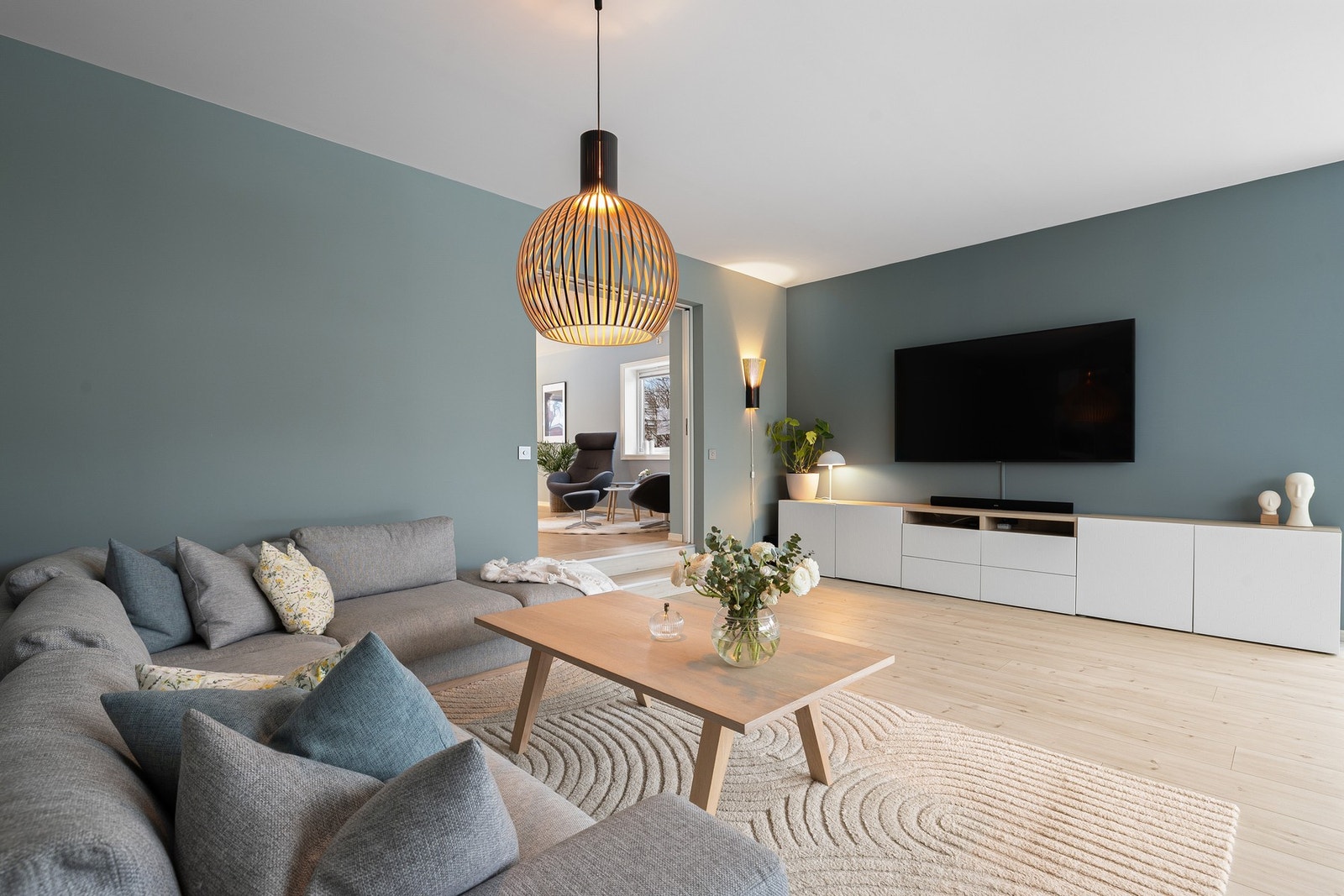 Stuen er 28 kvm med god plass til en stor hjørnesofa. Galleribilde