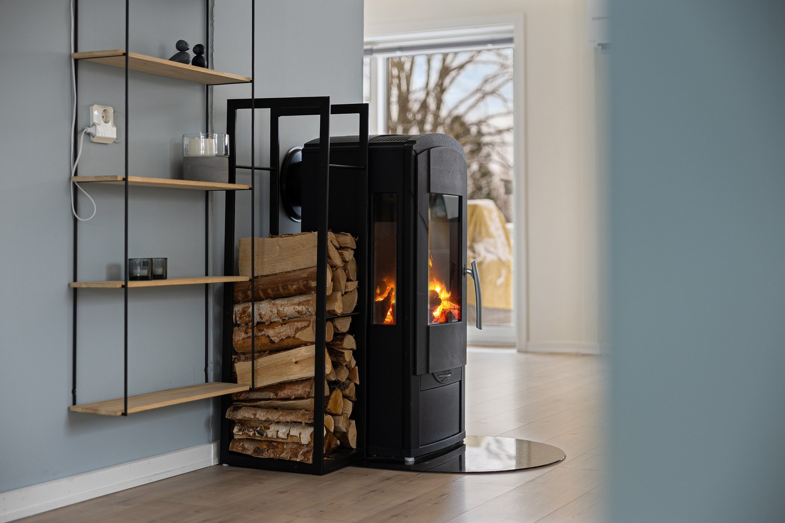 Vedovnen sørger for lun varme og koselig stemning på kalde dager. Galleribilde