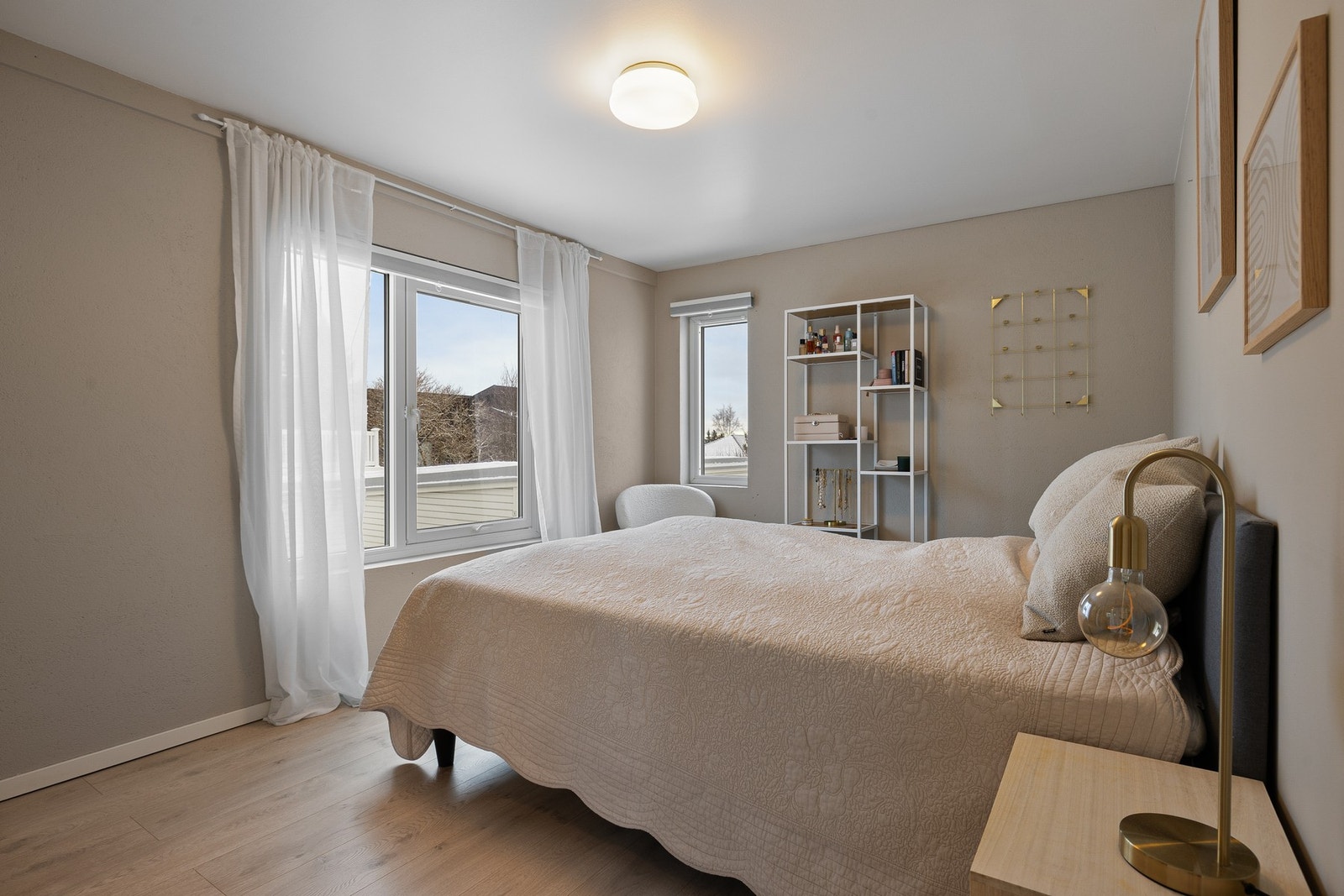 1. etasje - Soverom 2 (hybeldel).
Hybelens andre soverom er 12,3 kvm med de samme kvalitetene. Begge rommene har store vindu og mye lysinnslipp. Galleribilde