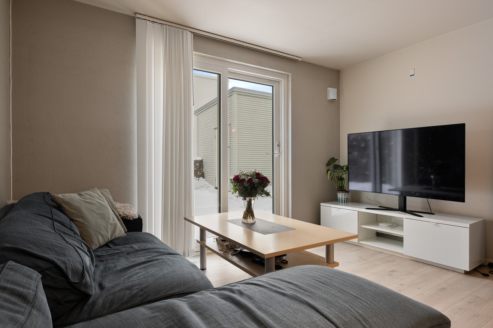 Sokkeletasje - stue/kjøkken (utleiedel).Utleiedelens stue-/kjøkkenløsning er 18 kvm med god plass til sofa og TV-møblement. Galleribilde