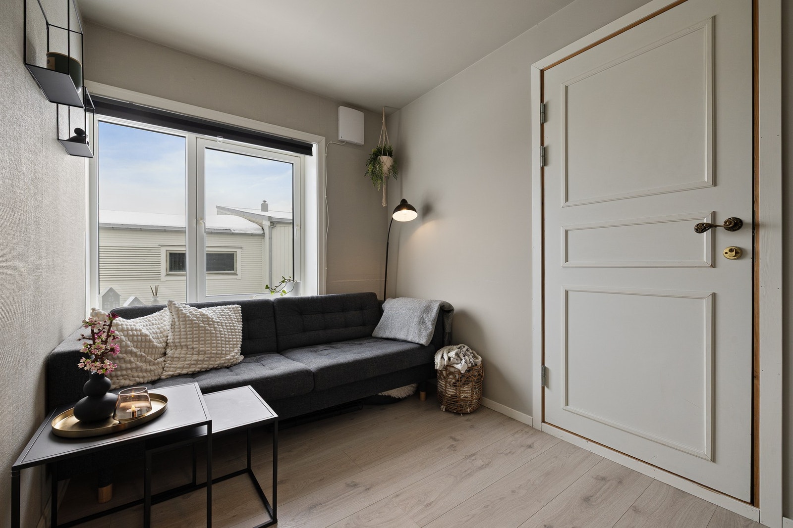 1. etasje - stue 2 (hybeldel).
Hybelen har en åpen stue-/kjøkkenløsning på til sammen 13 kvm. Galleribilde