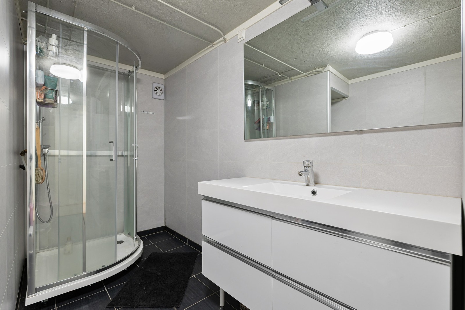 Sokkeletasje - bad 1 (utleiedel).
Badet er nytt fra 2015 og har flislagt gulv med varmekabler. Galleribilde