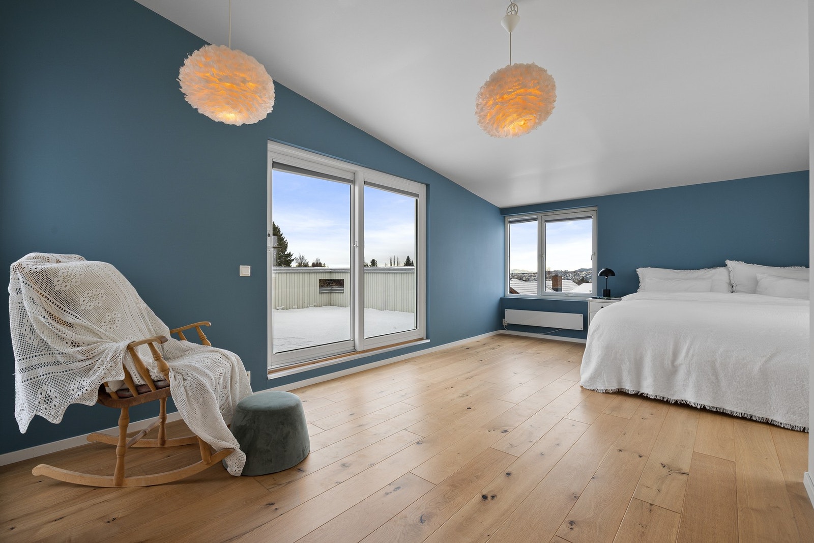 2. etasje - soverom 4.
Luftig hovedsoverom på hele 21 kvm. Galleribilde