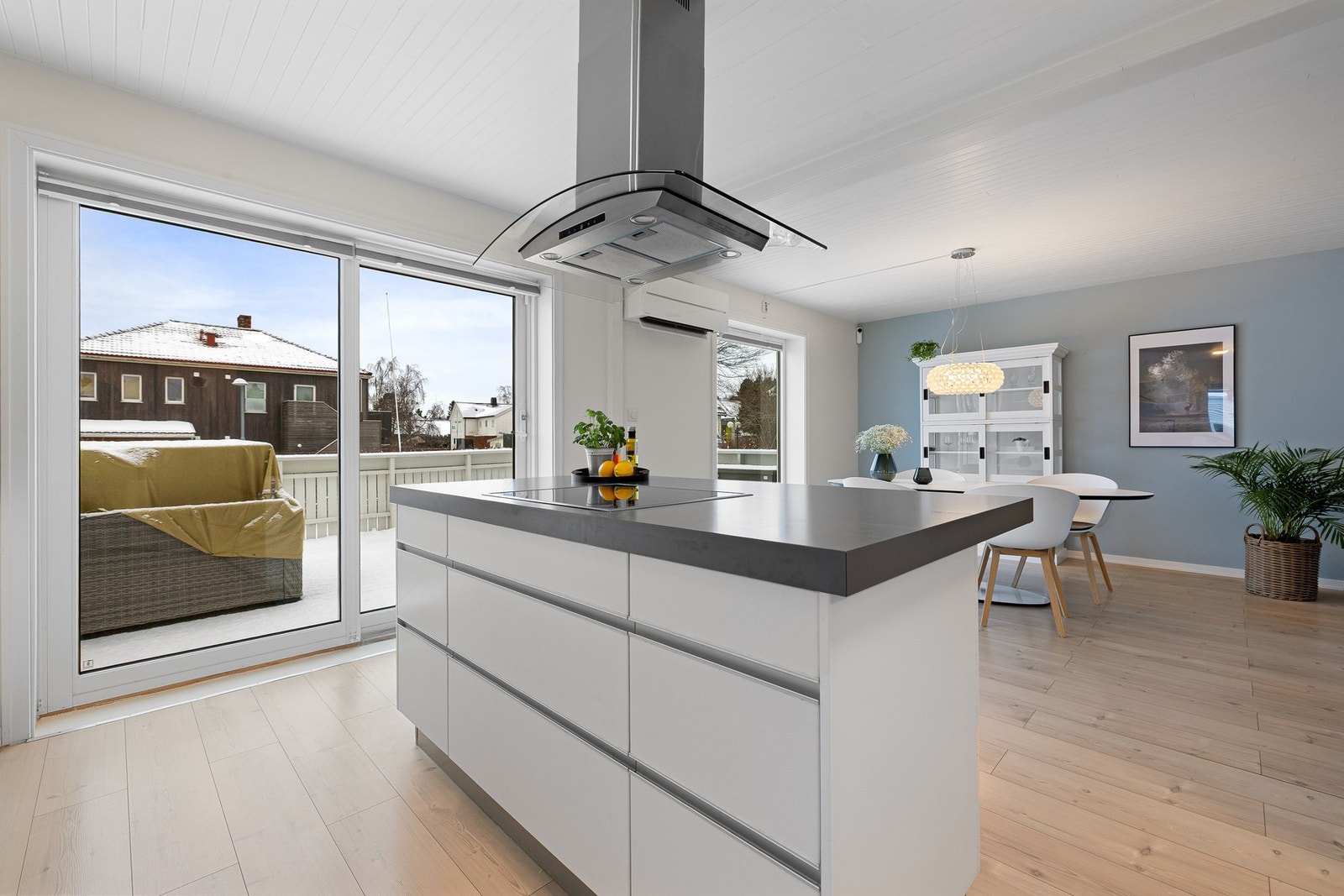 Kjøkkenøya sørger for ekstra skap- og benkeplass, og blir et sosialt samlingspunkt med hyggelige sitteplasser. Galleribilde