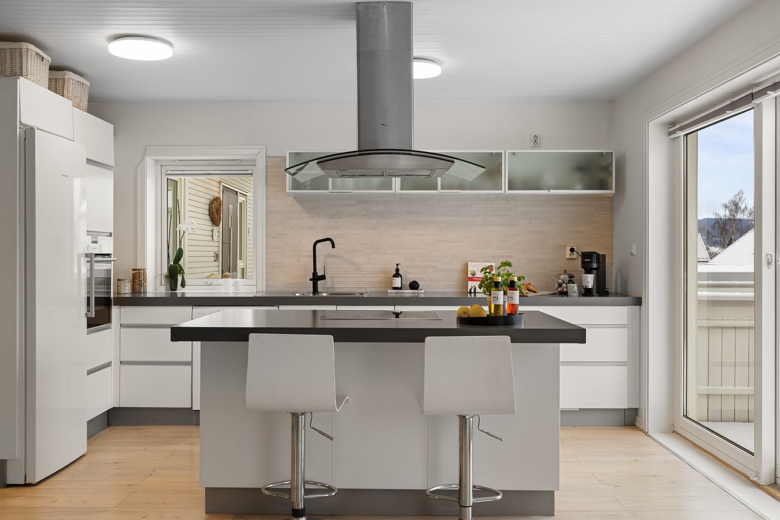 1. etasje - kjøkken.
Stilrent kjøkken med åpen og soisal løsning mot spisestue. Galleribilde