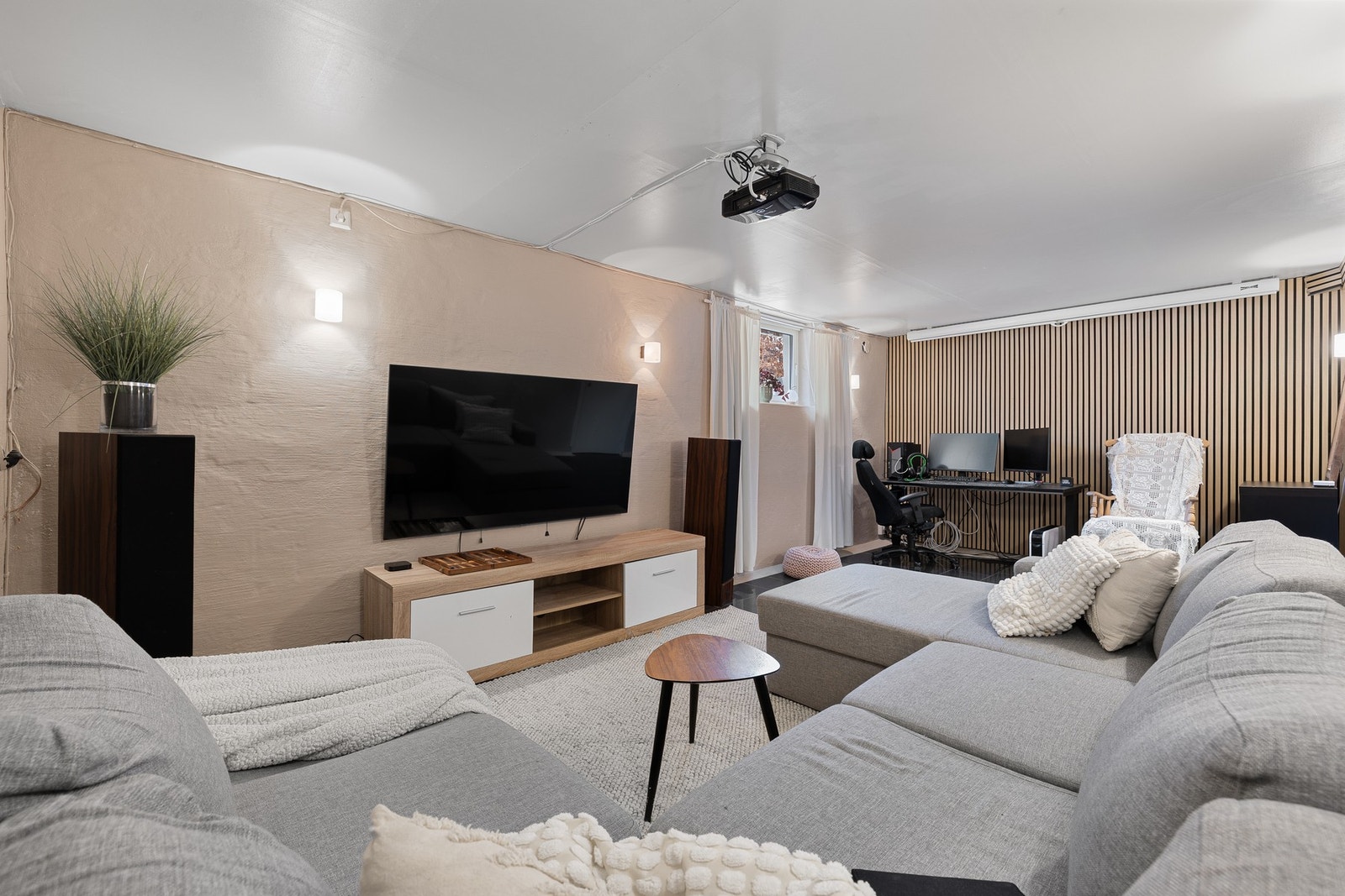 Sokkeletasje - kjeller.
Hyggelig og allsidig kjellerstue på 20 kvm med lun, vannbåren gulvvarme. Galleribilde