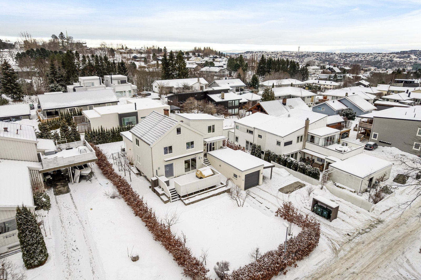 Dette er en gjennomført og påkostet eiendom med en sjelden kombinasjon av areal, solforhold, utleiemuligheter og attraktiv beliggenhet. Galleribilde