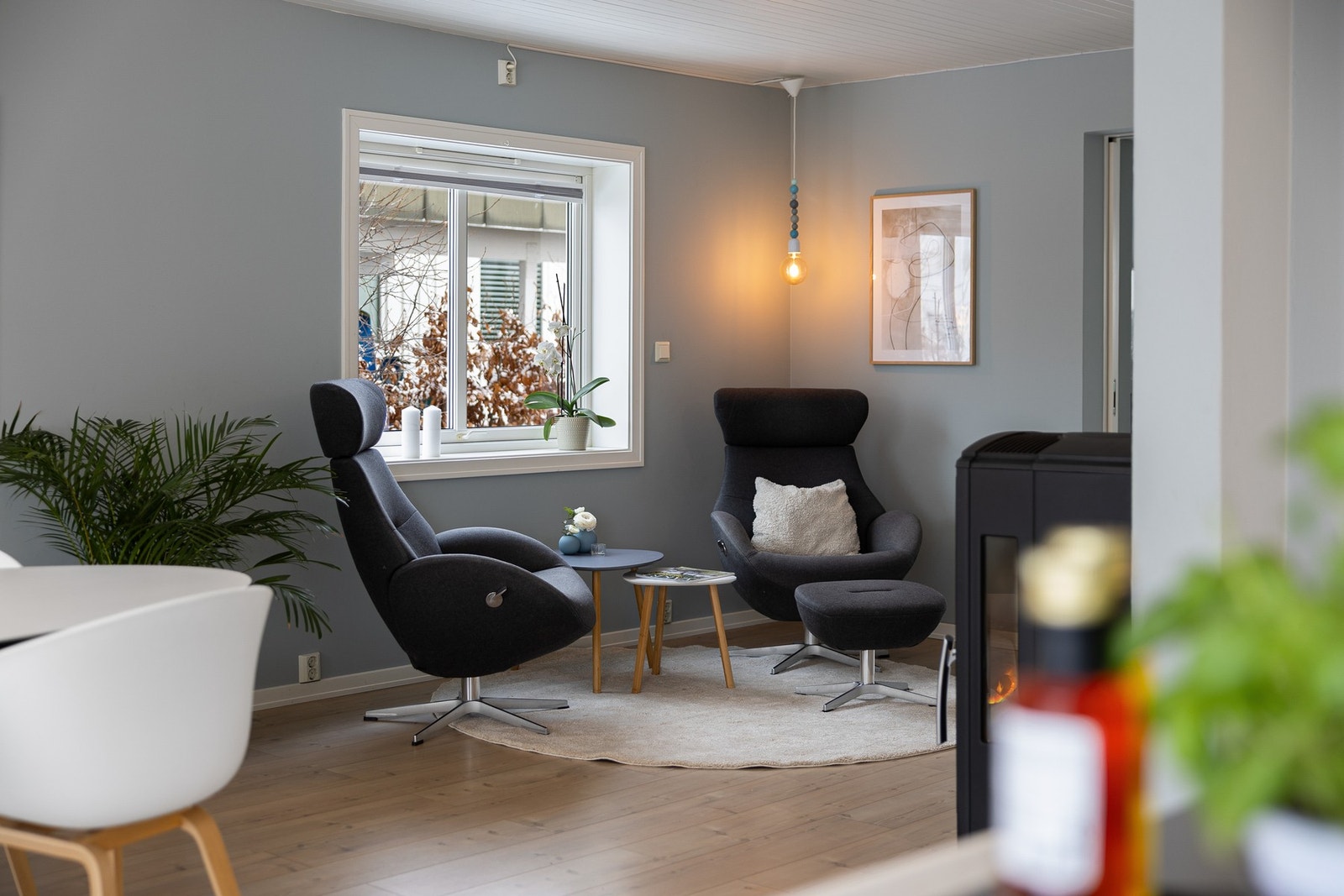 Det er også plass til en sittegruppe foran vedovnen. Galleribilde