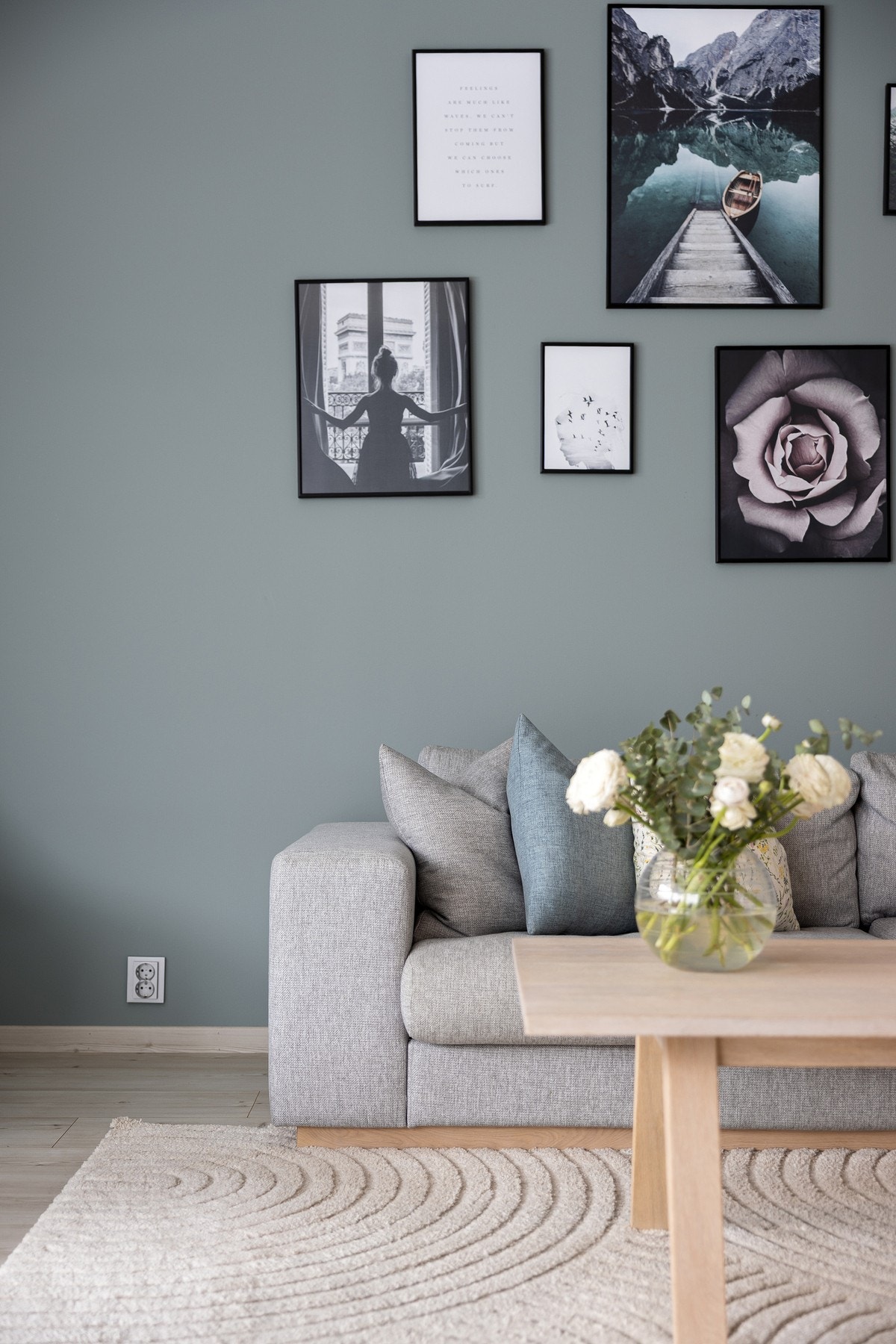 Hele boligen fremstår svært gjennomført med tidsriktige farge- og materialvalg. Galleribilde