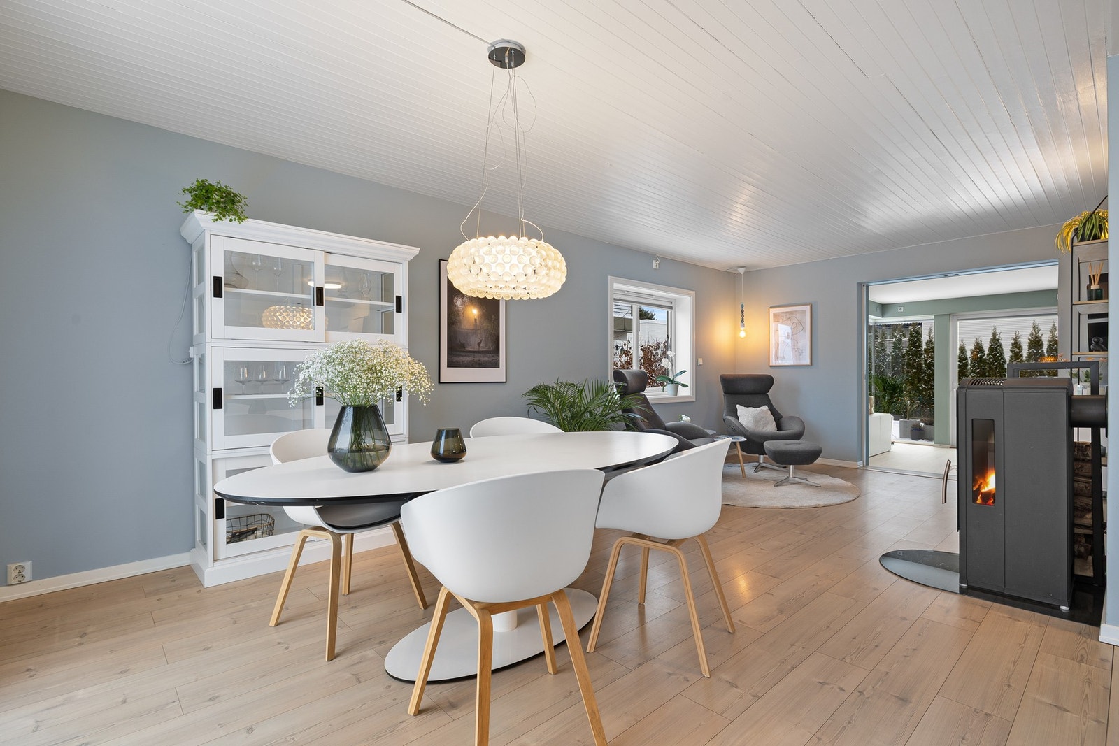 1. etasje - spisestue.
Stor spisestue på 24 kvm med plass til et stort spisebord. Galleribilde