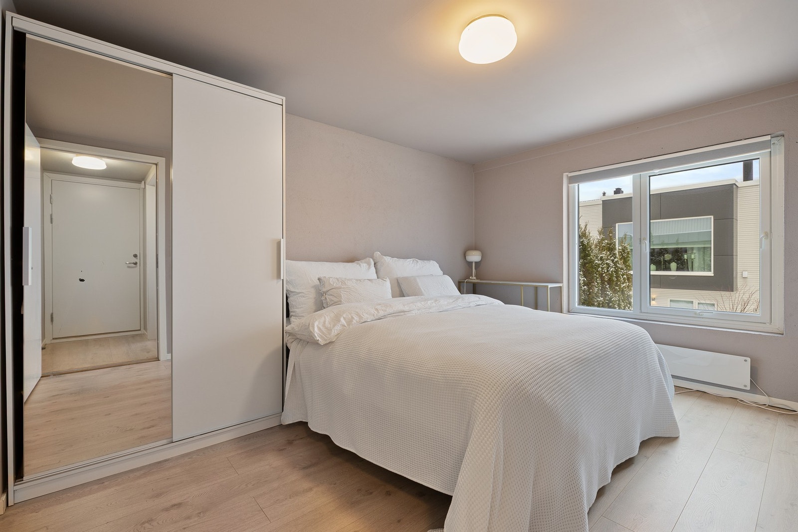 1. etasje - Soverom 1 (hybeldel).
Romslig soverom på 11,4 kvm med god plass til både dobbeltseng, skrivepult og klesskap. Galleribilde