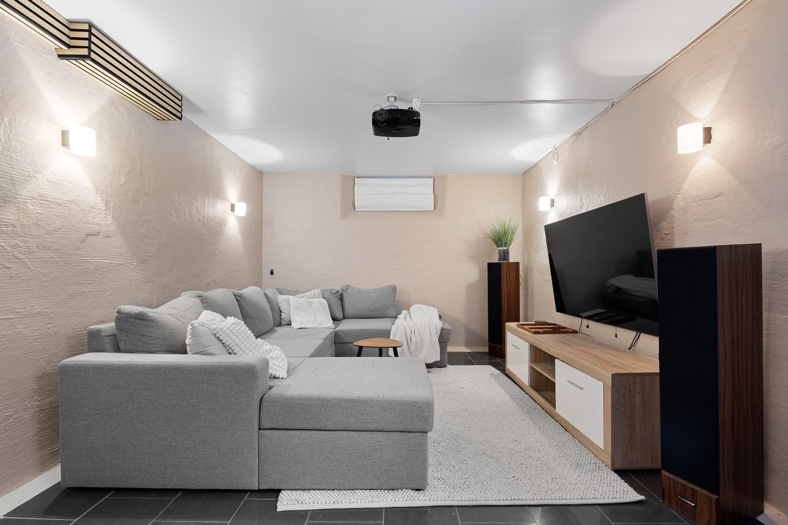 Stuen passer godt som en adskilt ungdomsavdeling eller som hjemmekino. Galleribilde