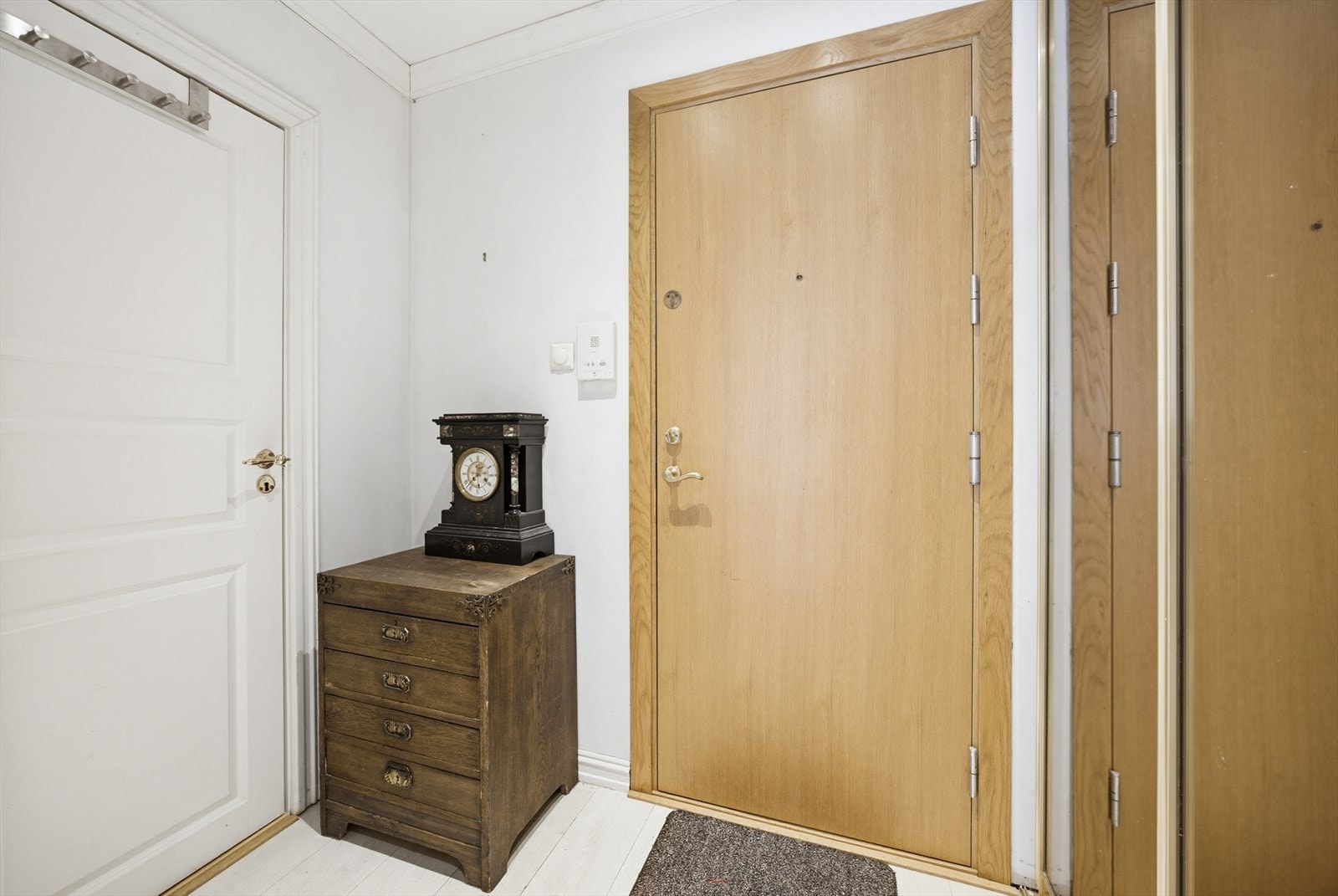 Entré med god plass til oppbevaring og adkomst til en meget praktisk innvendig bod. Galleribilde