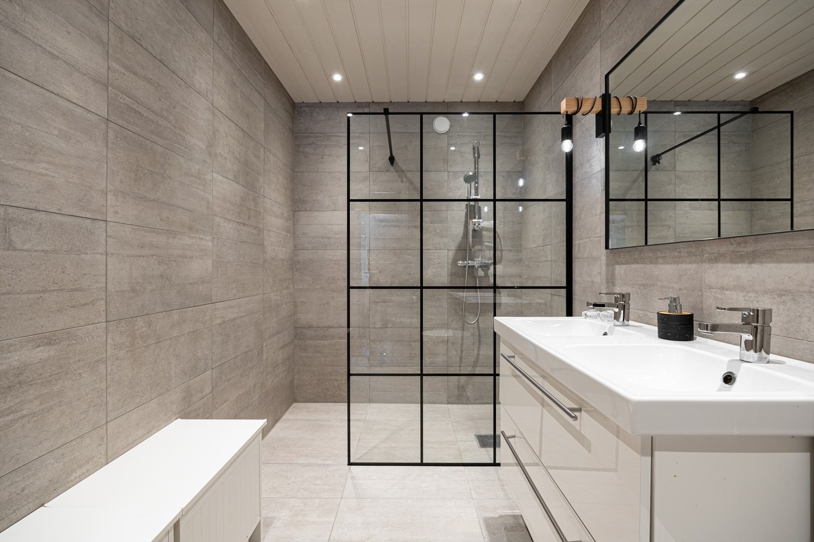 Meget delikat og romslig baderom Galleribilde