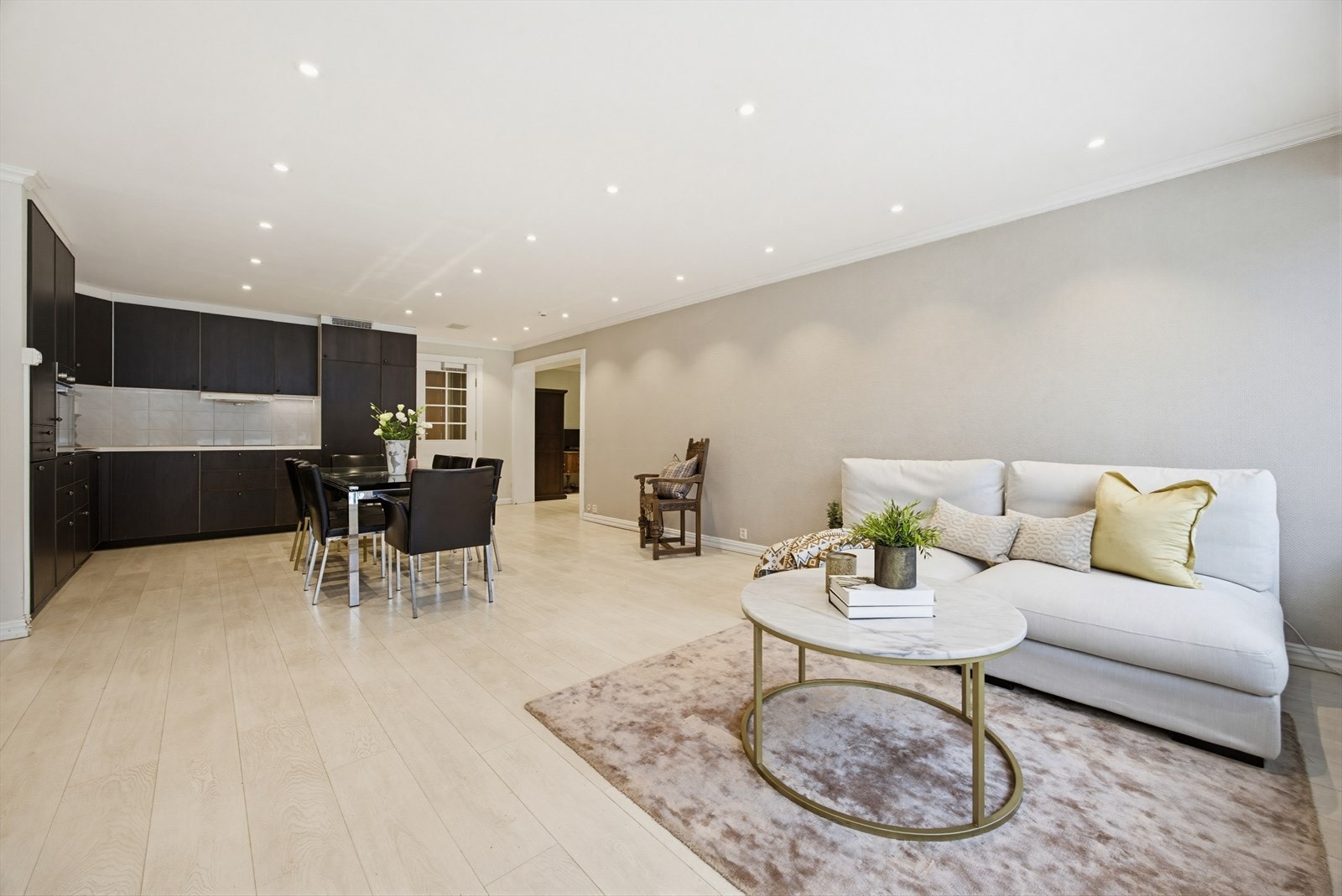 Lys og luftig stue med åpen kjøkkenløsning Galleribilde