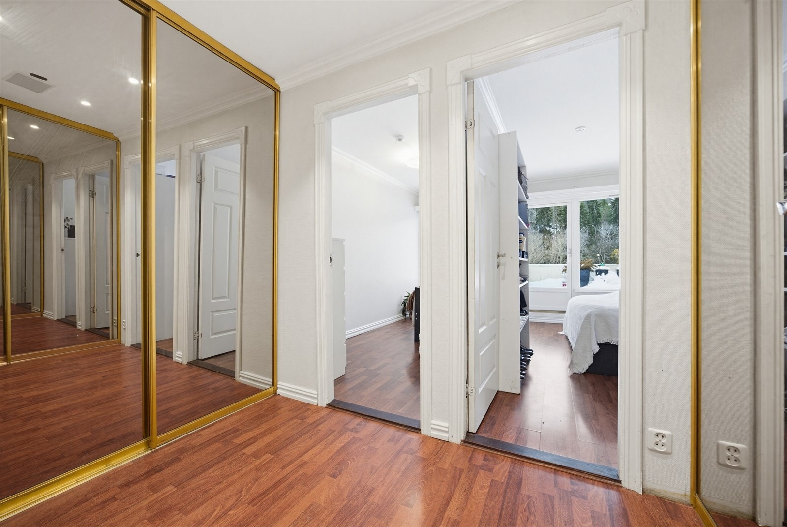 Rikelig med oppbevaringsplass i gang mellom stue og soverommene Galleribilde