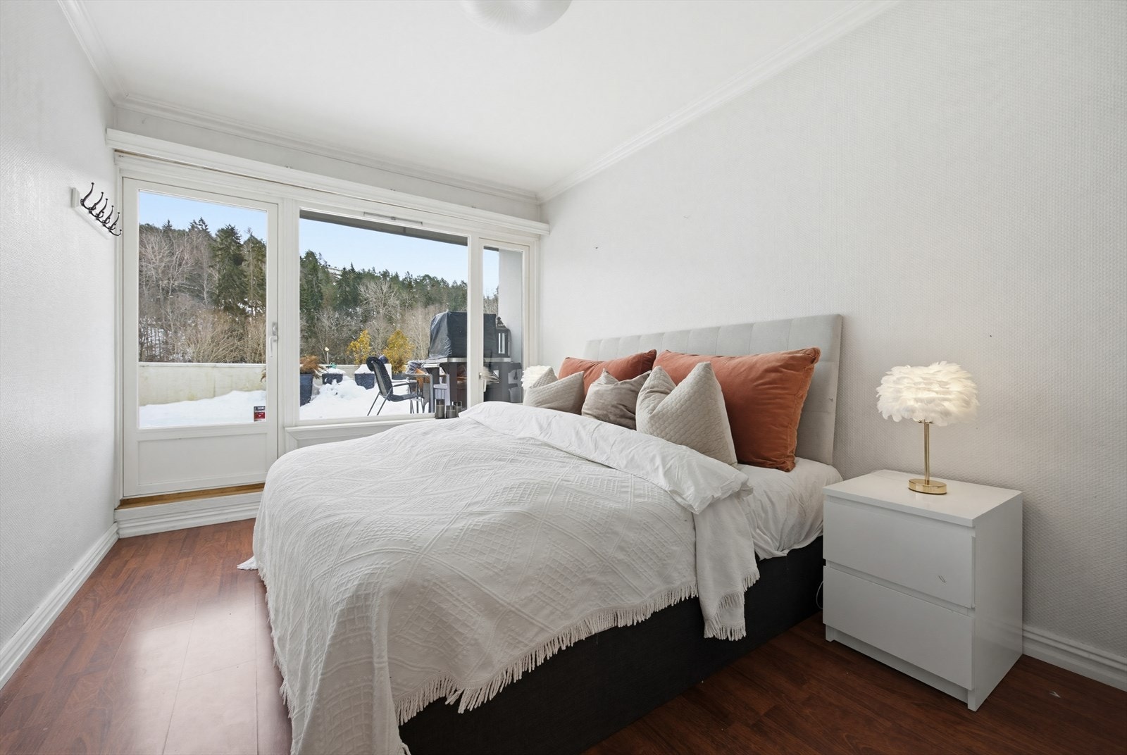 Romslig hovedsoverom med plass til stor dobbeltseng og tilhørende nattbord Galleribilde