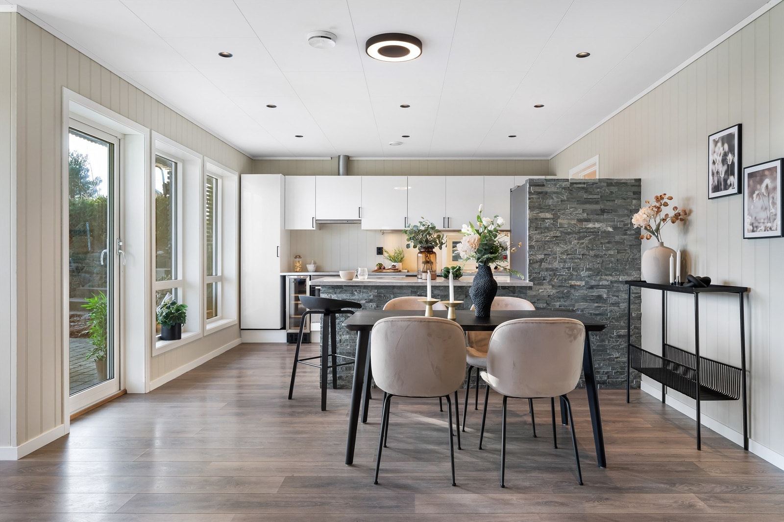 Spiseplass ved barløsning og spisestue Galleribilde