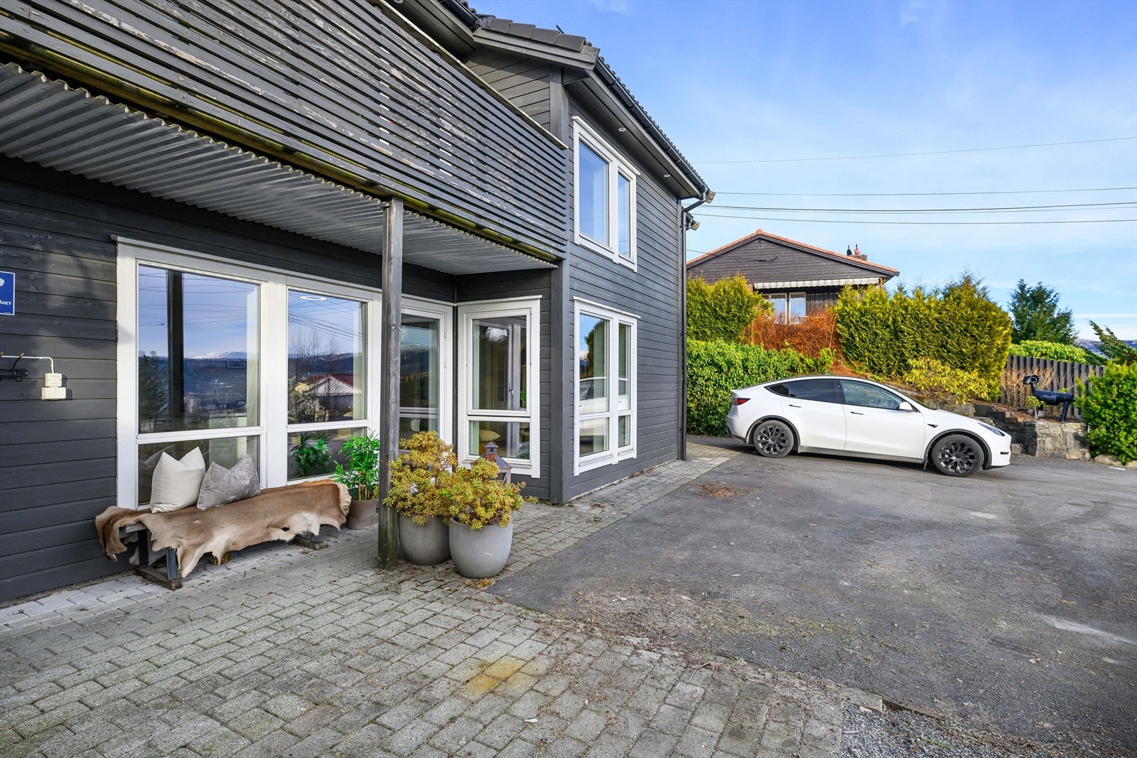 God plass på tomten til flere biler Galleribilde