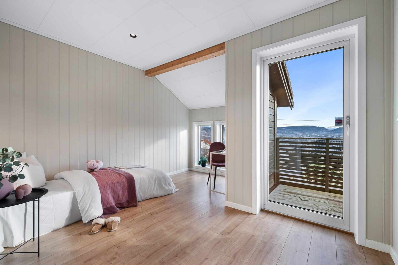Soverom 2 med dør ut til terrassen Galleribilde