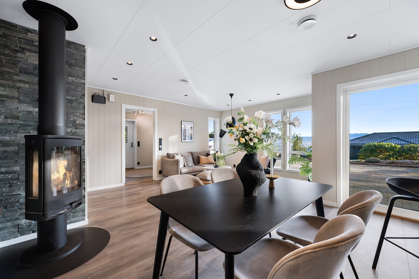 Rentbrennende og stilren Contura peisovn som varmer godt Galleribilde