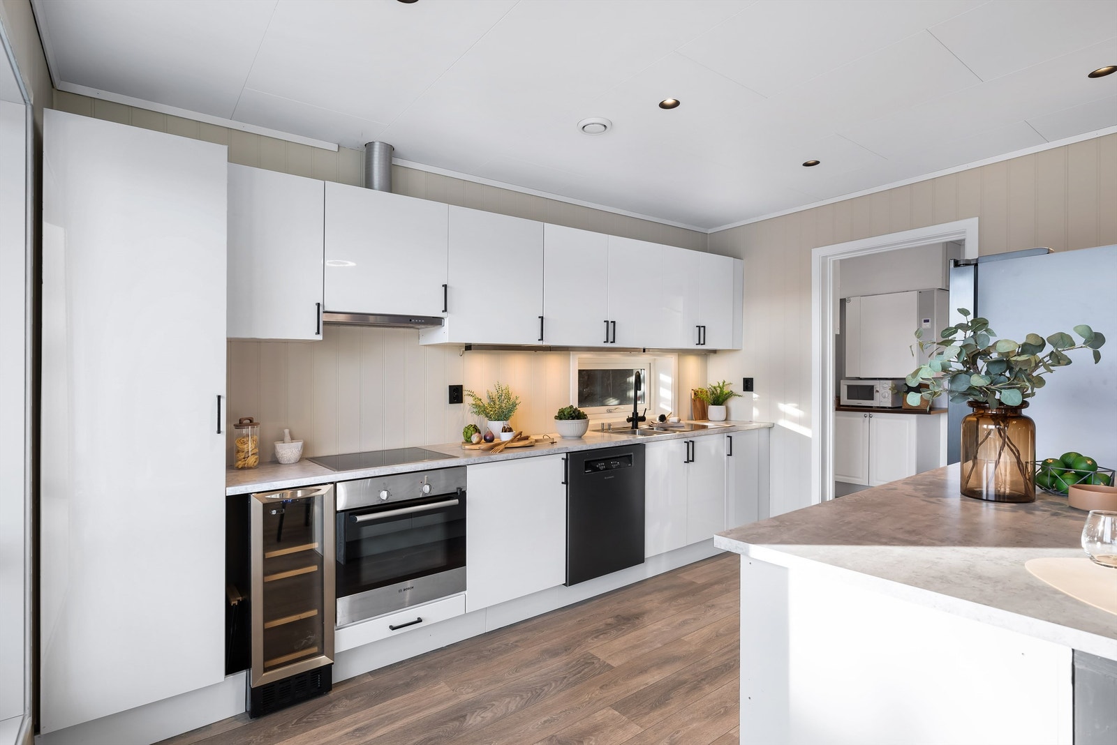 Praktisk med inngang fra kjøkken til vaskerom/matbod Galleribilde