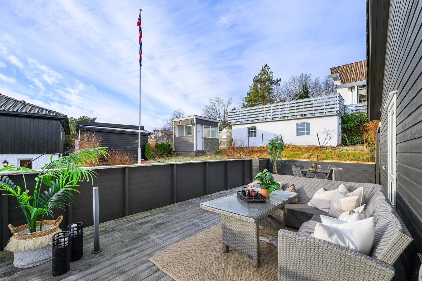 Ca. halve uteboden står på naboeiendommen bnr 28 (faren til selger). Selger opplyser at denne kan fjernes, dersom kjøper ønsker det. Dersom fremtidige nye eiere av bnr 28 ønsker den fjernet blir det på eier av Bergveien 55 sin bekostning. Galleribilde