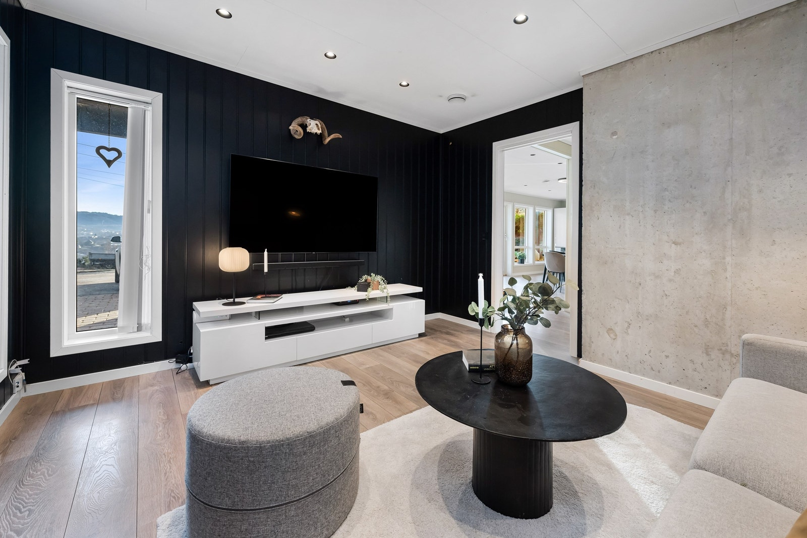 Tv-stuen er på 13,6 kvm Galleribilde