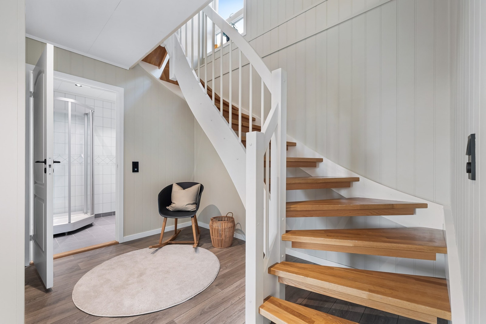 Tretrapp med malte vanger og rekkverk og med trinn i eik Galleribilde