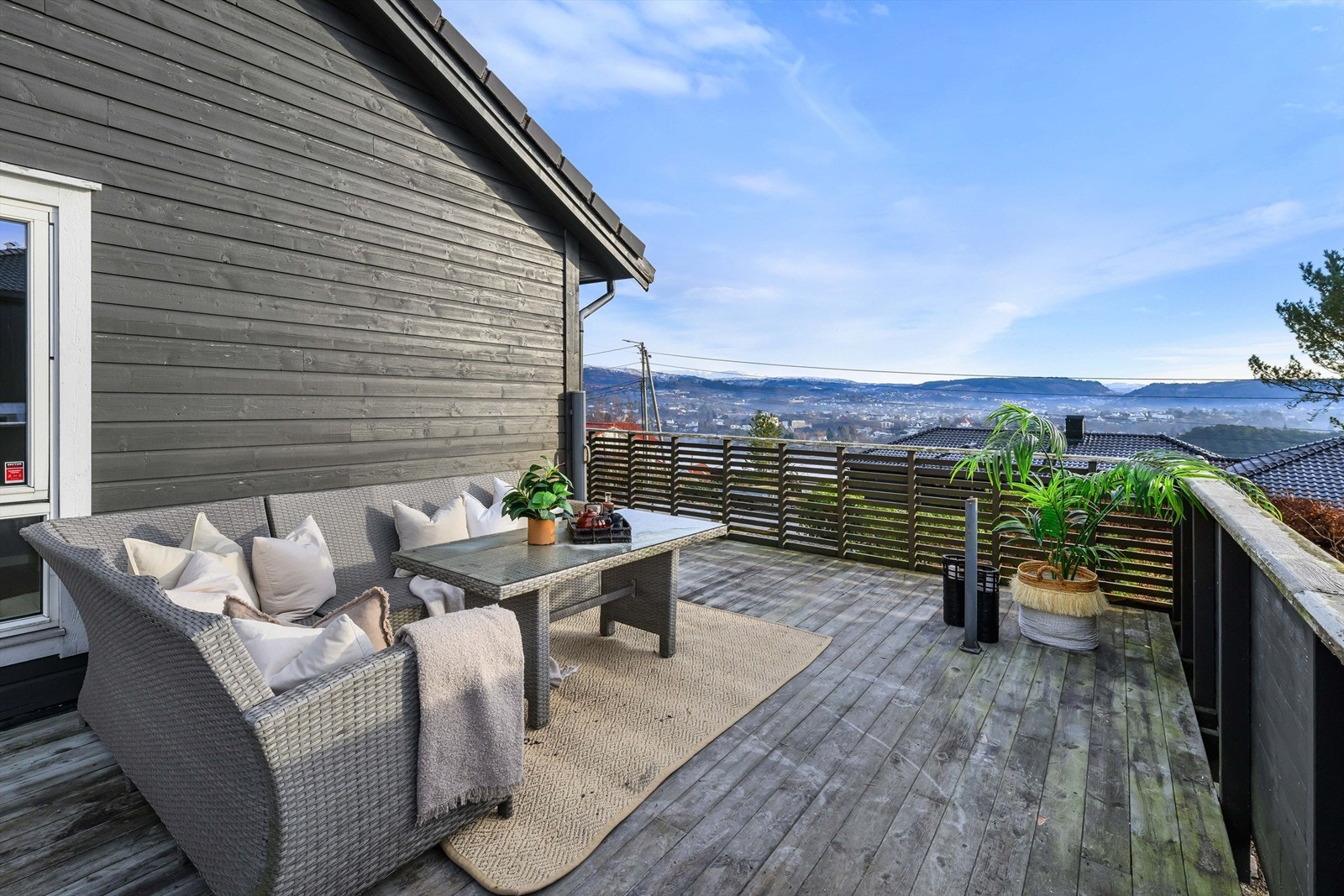 Stor og solrik terrasse på hele 45 kvm med praktfull utsikt Galleribilde