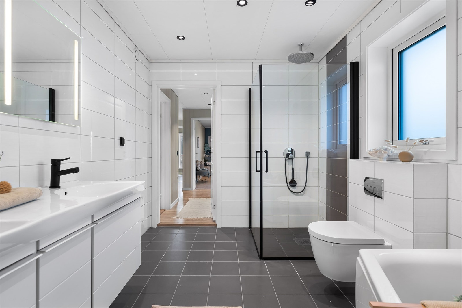 Moderne helfliset bad som gir en luftig og eksklusiv følelse Galleribilde