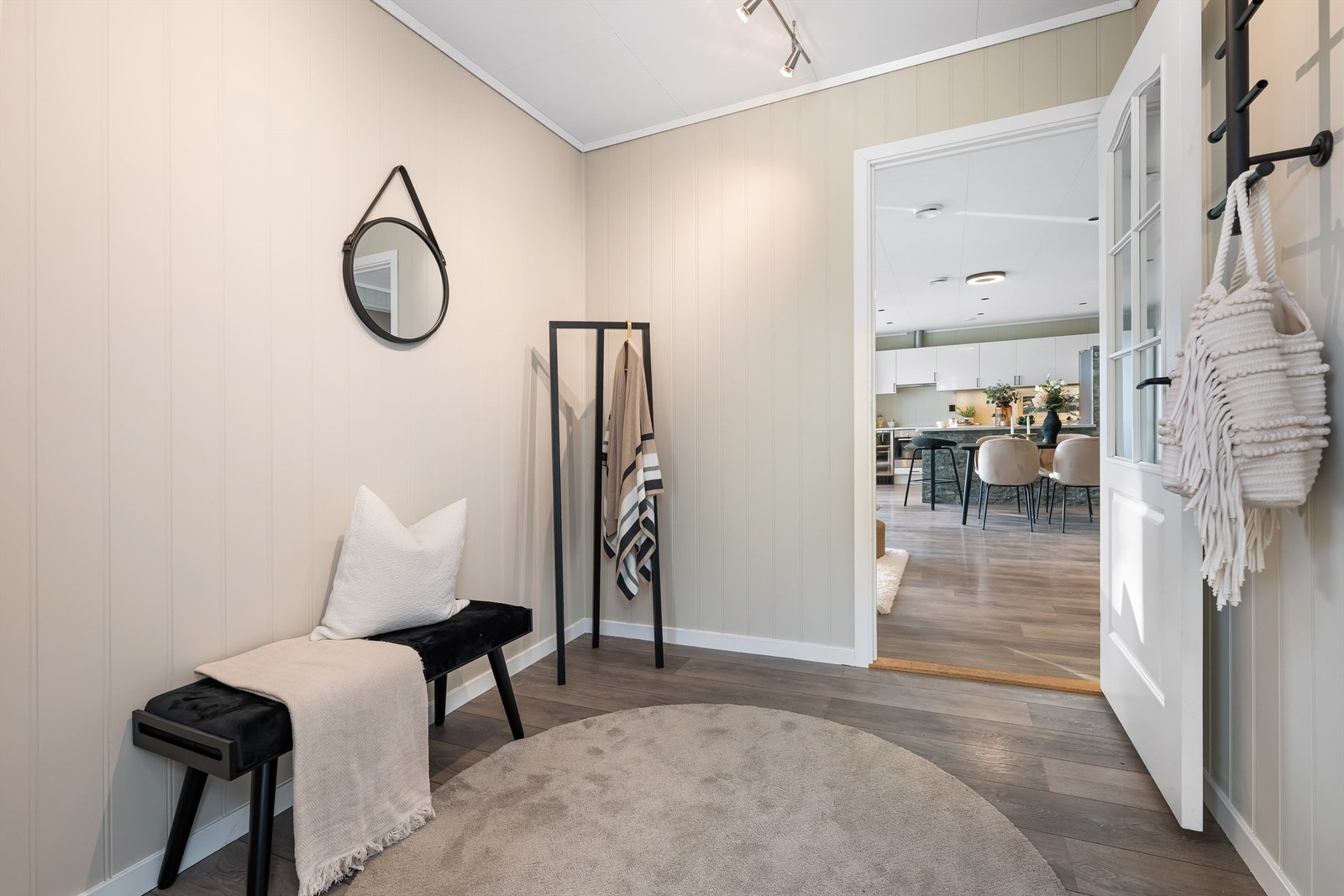 Romslig og gjennomgang til stue Galleribilde