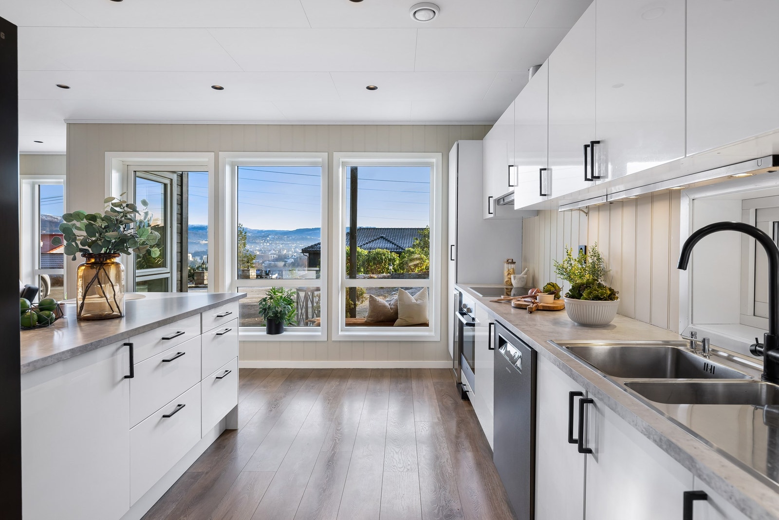 Godt med dagslys og utgang til solplass og hage Galleribilde