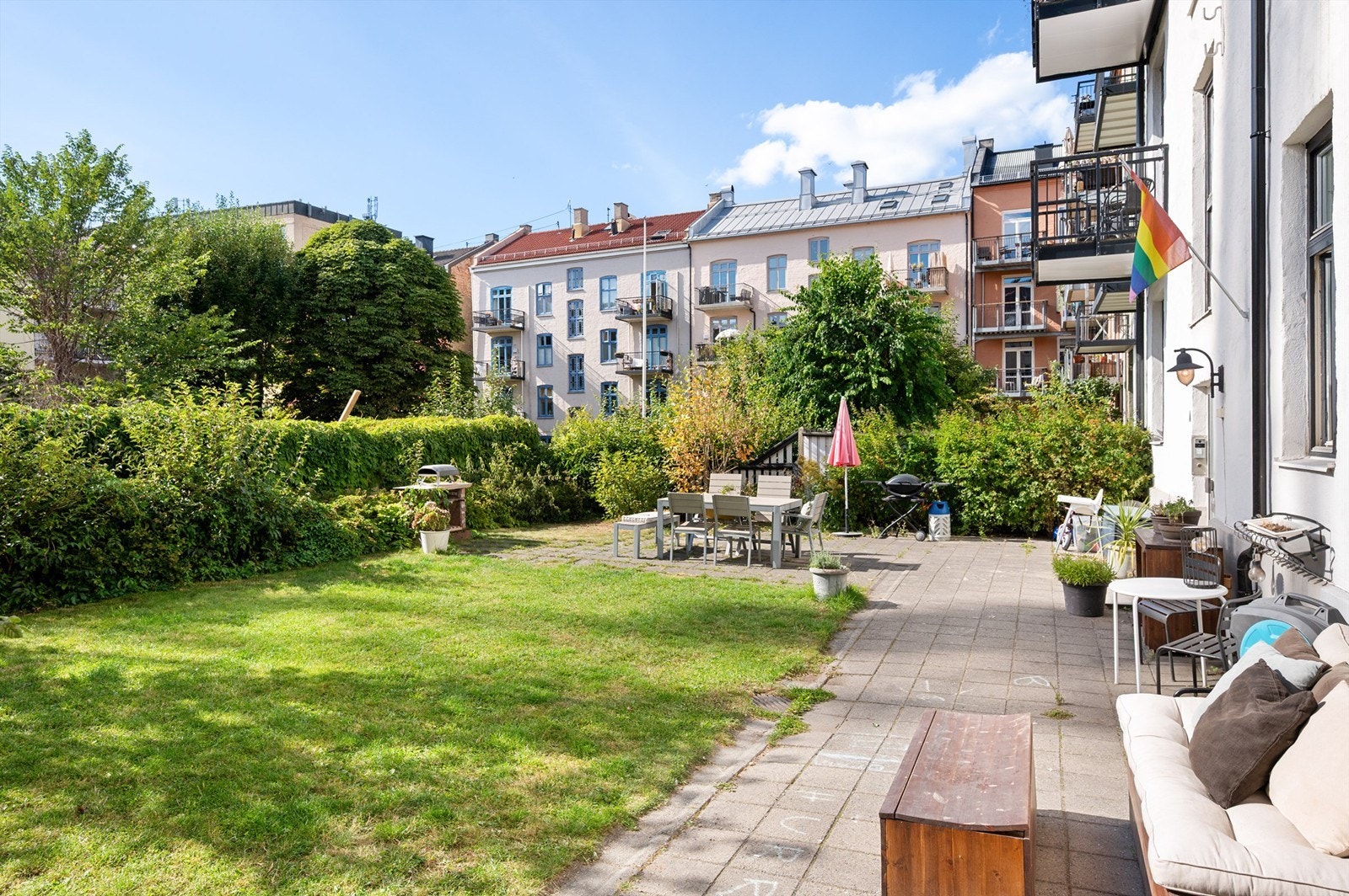 Hyggelig felles bakgård med gode solforhold. Leiligheten ligger i et veldrevet og svært trivelig borettslag med godt naboskap og trygge, grønne omgivelser. Galleribilde