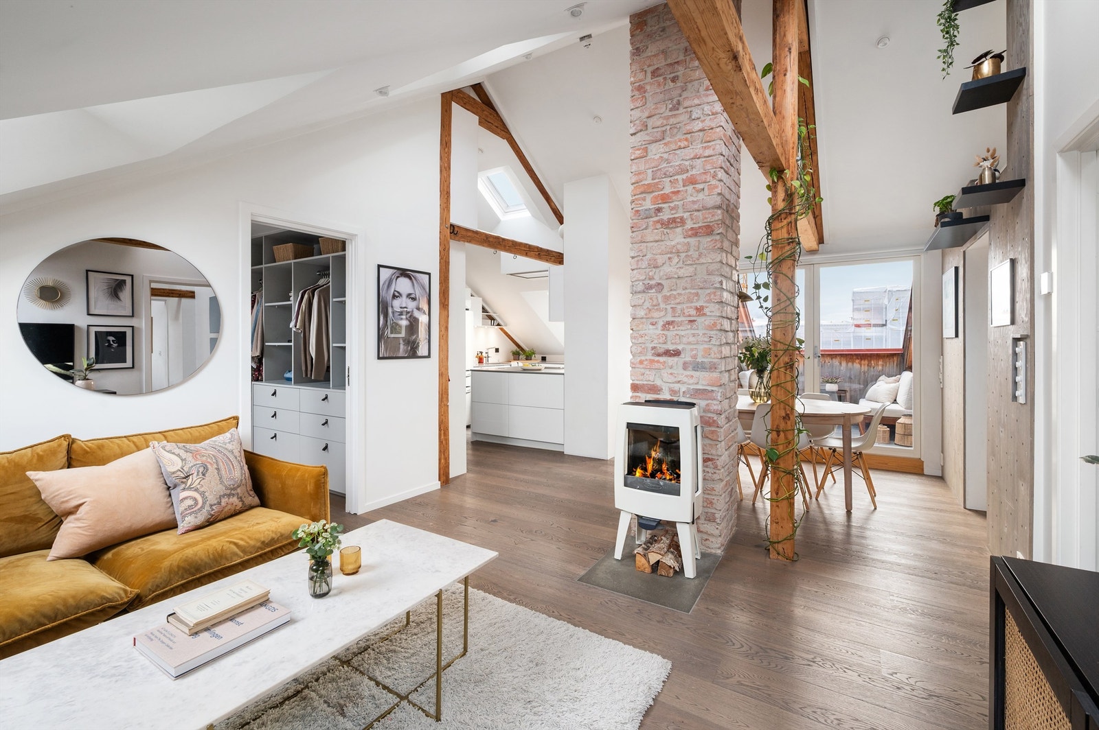 Den åpne løsningen gir en luftig romfølelse og fleksible møbleringsmuligheter. Galleribilde