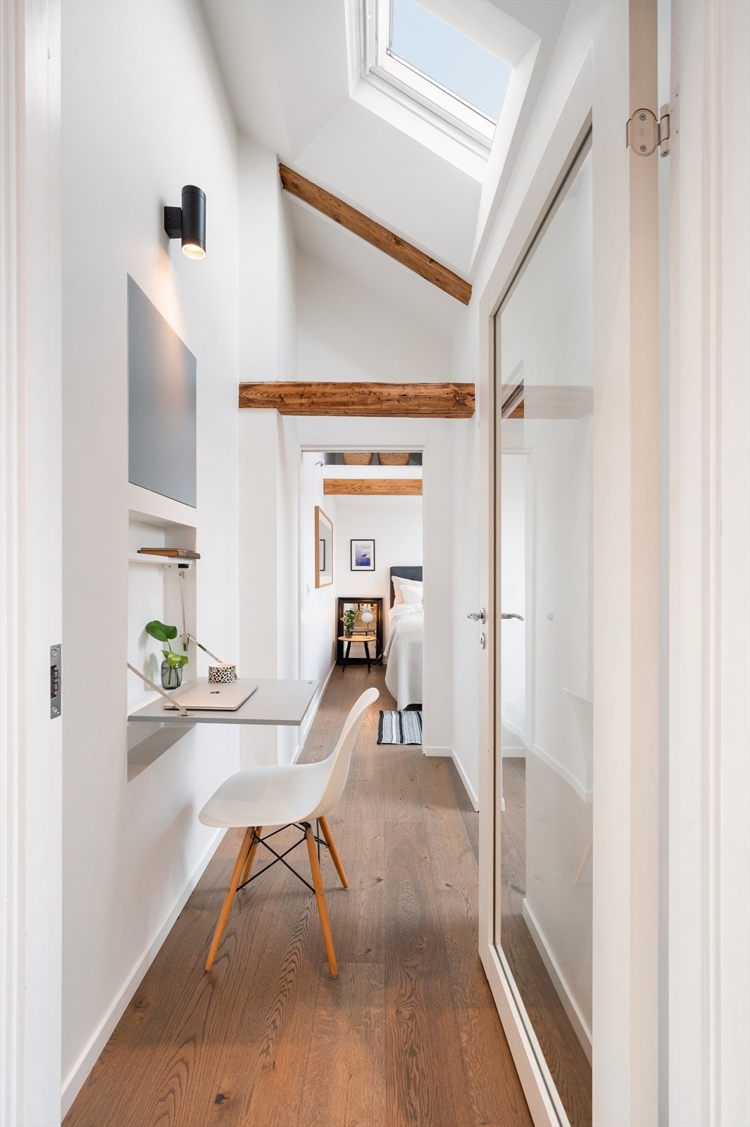 En smart, nedfellbar skrivebordsløsning gir mulighet for en praktisk hjemmekontorplass. Galleribilde