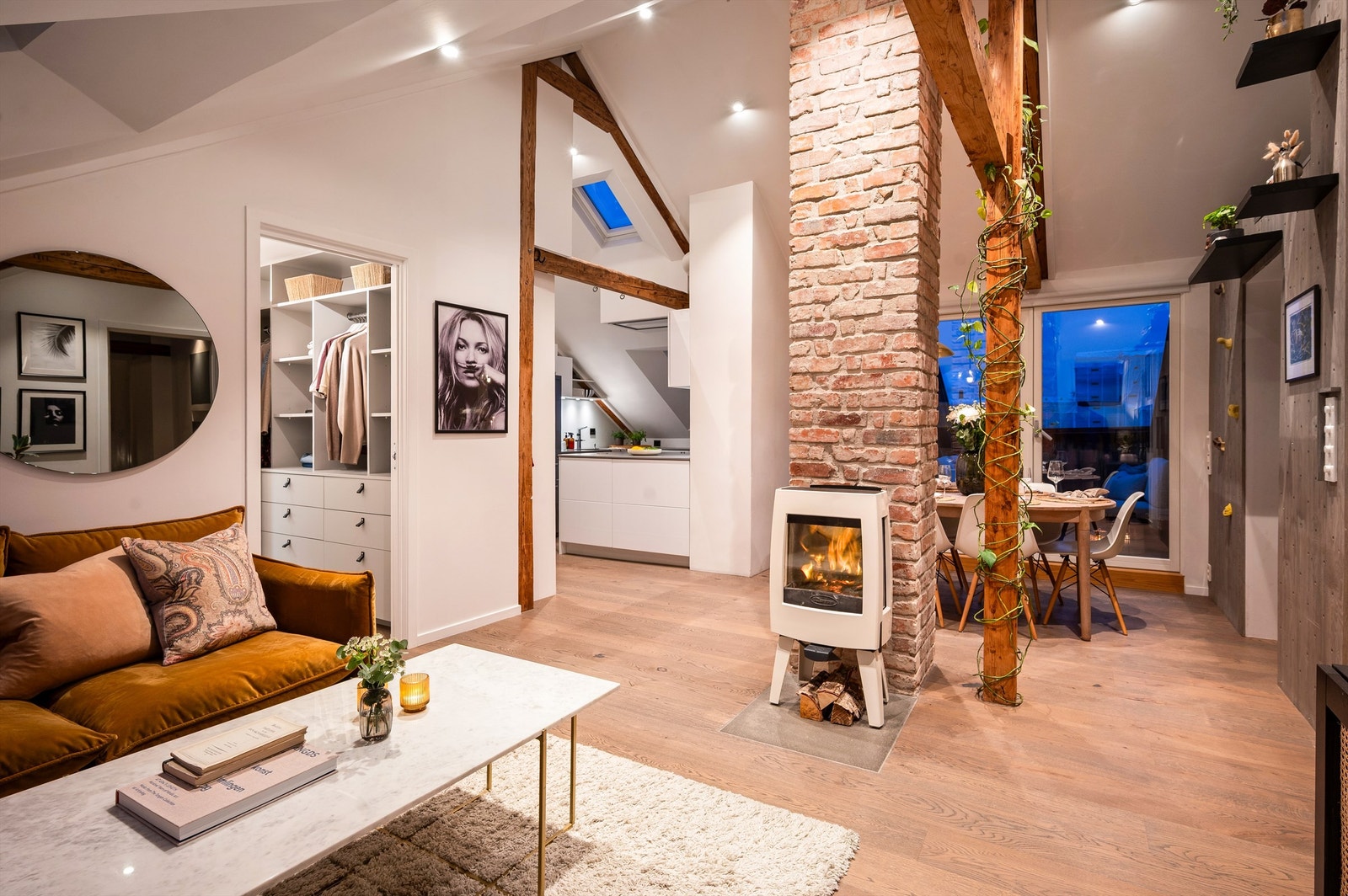 Tom Martinsen v/Krogsveen har gleden av å presentere en rålekker og sjarmerende toppleilighet med ettertraktet beliggenhet på Rodeløkka. Foto: Peter Futo v/Cool Pics AS. Galleribilde