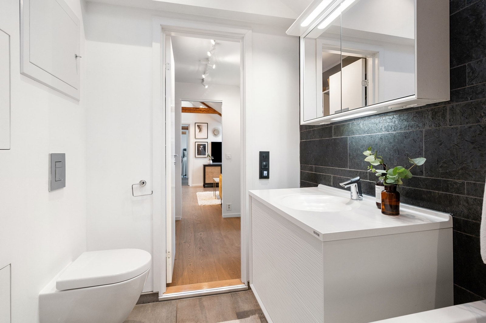 Eksklusiv baderomsinnredning fra Svenske Vedum med lekre detaljer som dimmbare belysning, sminkespeil, magnetholder, praktiske skuffer og strømuttak i skuff for hårføner eller elektrisk tannbørste Galleribilde