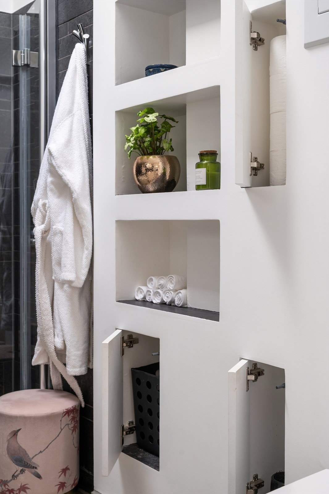 Smarte, innfelte oppbevaringsløsninger i veggen gir god plassutnyttelse. De skjulte nisjene rommer alle nødvendigheter man ønsker å rydde ut av synet. Galleribilde