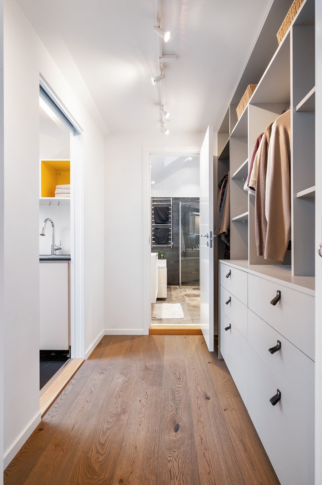 Fra gangen er det tilgang til bad, vaskerom og en romslig garderobeløsning. Galleribilde