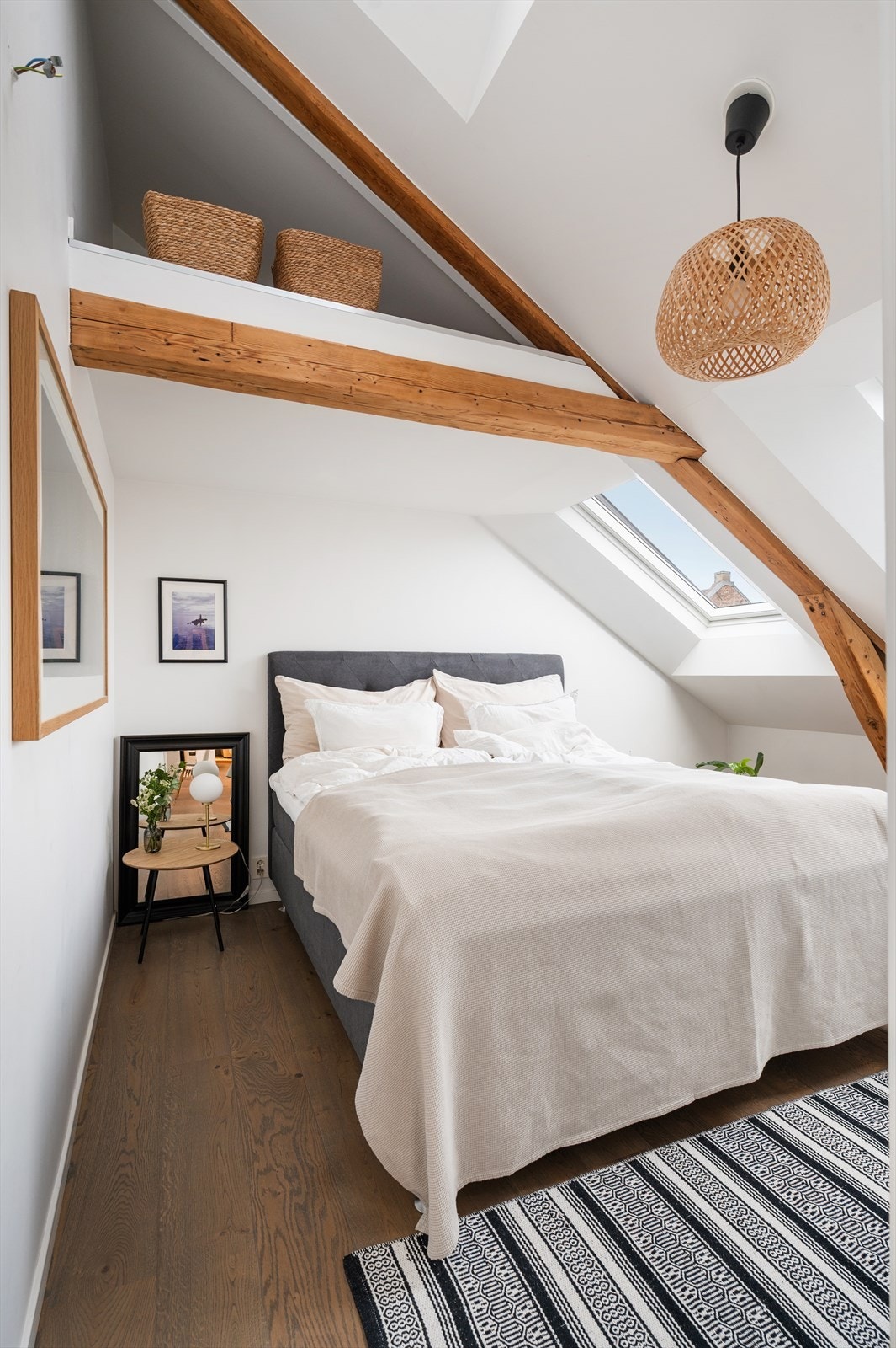 Hovedsoverommet har praktisk oppbevaringsplass på en hems. Galleribilde